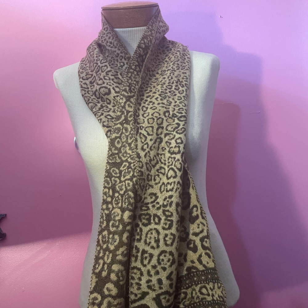Extra Wide Leopard Scarf. . - Picture 1 of 1